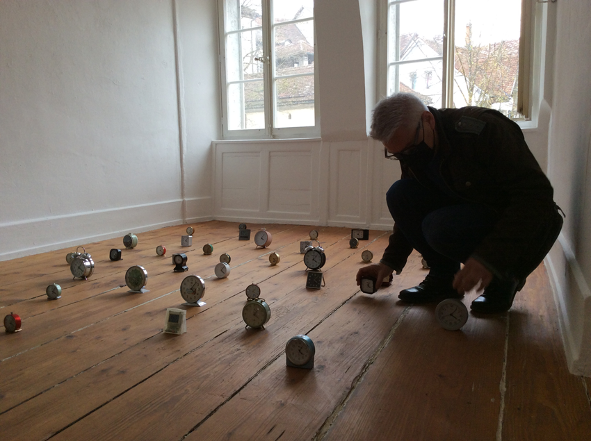 Oliver Krähenbühl - 'Musik für eine zufällige Anzahl Wecker'