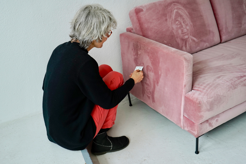 Nadja Monnet, Heitersheim, Deutschland „Porträtzeichnungen auf Sofa“